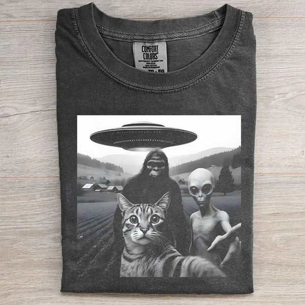 Funny Cat Kitten Selfie With Bigfoot Alien UFO T-Shirt